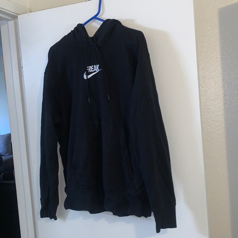 Brand (Nike) from (Footlocker) size (L) color (black) condition (8/10)
